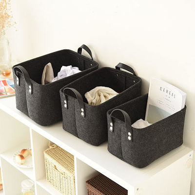 Kontainer penyimpanan felt persegi panjang modern dalam warna abu-abu dan hitam diatur dengan gaya
