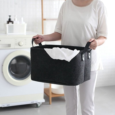 Kontainer penyimpanan felt persegi panjang modern dalam warna abu-abu dan hitam diatur dengan gaya